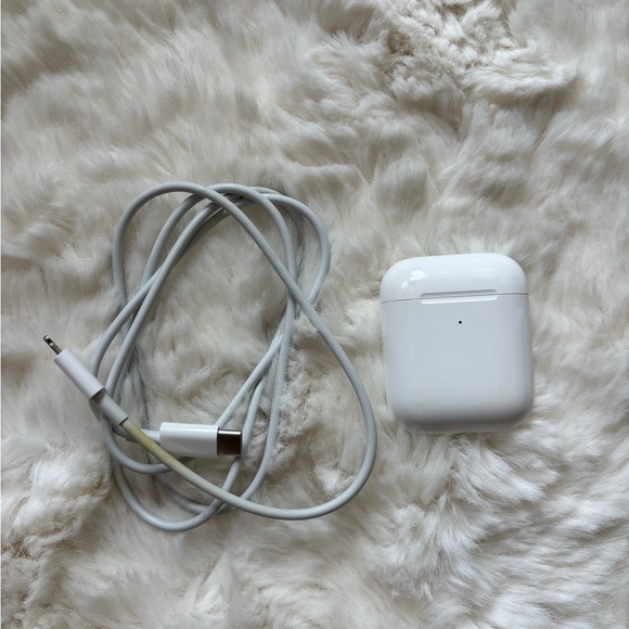 AirPods 2nd Gen Wireless Earbuds with Charging Case and Cable - Picture 2 of 12